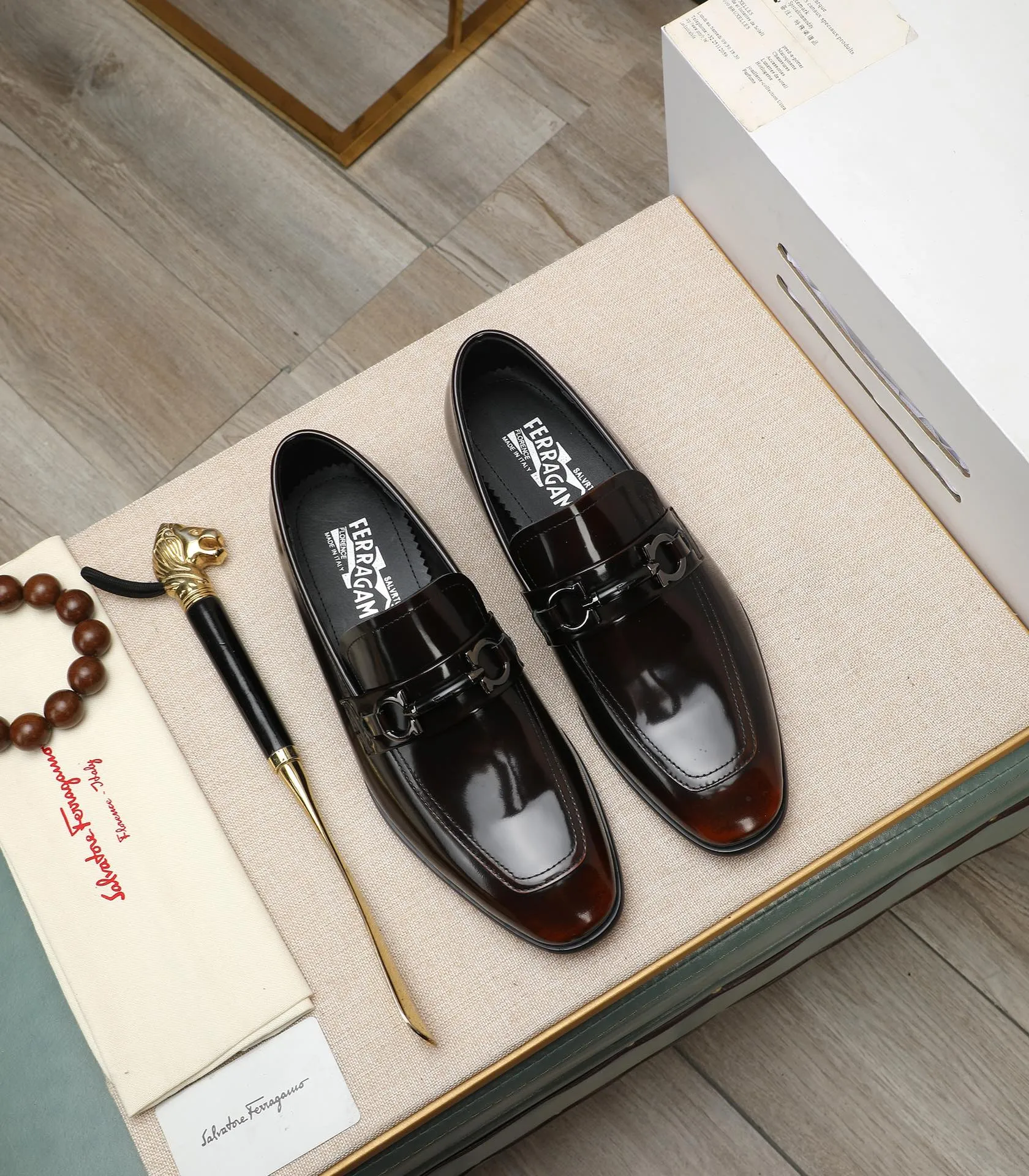 Men's shoes 💰540📛📛(water-dyed cowhide) Salvatore Ferragamo high-end (Salvatore Ferragamo) is the world's top luxury footwear brand. It comes from the fashion kingdom of Italy and is famous all over the world for its traditional handmade design and novel styles...🚶🏻🚶🏻New suit shoes are available simultaneously at the counter. This model is purely handmade. The fabric is imported from Italy's original first-layer cowhide. Soft water-dyed cowhide lining. Original authentic outsole🌀🌀Size: 38➖44 (45 customized)